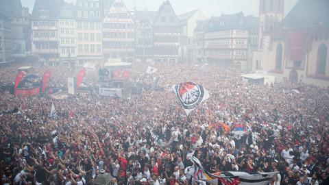 Eine Masse mit Eintracht Frankfurt-Fans, die den ganzen Platz "Römerberg" in Frankfurt ausfüllen.