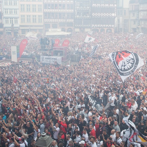 Eine Masse mit Eintracht Frankfurt-Fans, die den ganzen Platz "Römerberg" in Frankfurt ausfüllen.