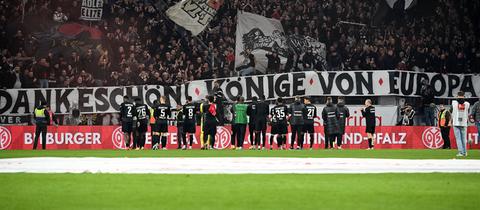 Eintracht-Fans und die Mannschaft in Mainz.