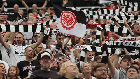 Eintracht-Fans halten bei der Saisoneröffnung gegen Nottingham Forest schwarz-weiße Schals und Fahnen hoch.