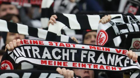 Fans mit Eintracht-Schal