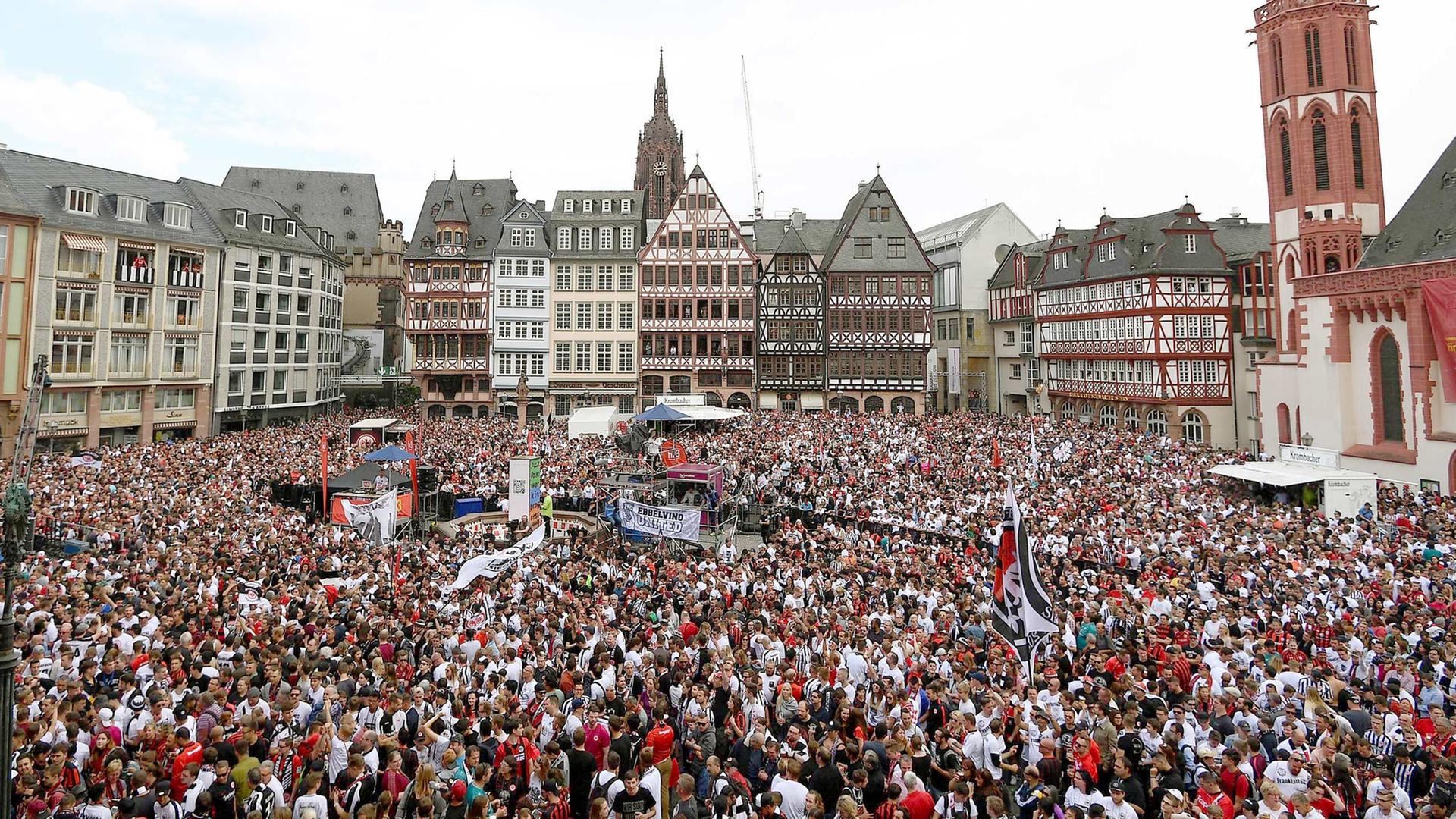 Live in hr: Cup Winners’ Reception Eintracht Frankfurt |  hessenschau.de