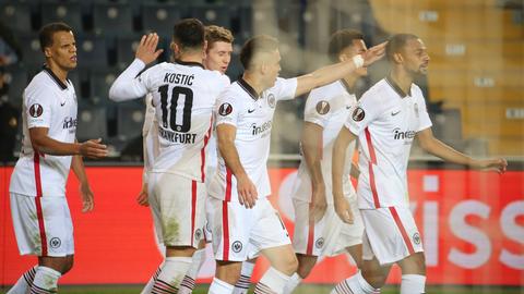 Die Spieler von Eintracht Frankfurt jubeln über das Weiterkommen.