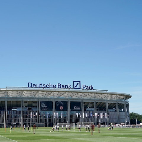 Eintracht Frankfurt leidet finanziell unter der Corona-Pandemie.