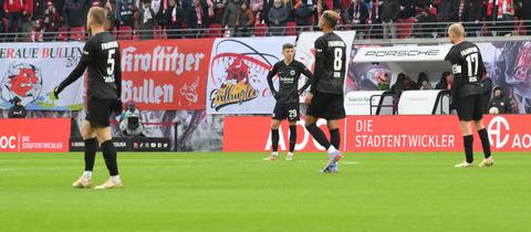 Hängende Köpfe bei Eintracht Frankfurt nach der Niederlage in Leipzig.