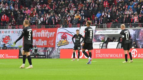Hängende Köpfe bei Eintracht Frankfurt nach der Niederlage in Leipzig.
