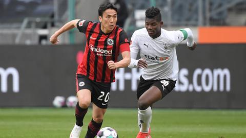 Makoto Hasebe (Eintracht Frankfurt) gegen Breel Embolo (Borussia Mönchengladbach)