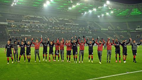 Die Spieler von Eintracht Frankfurt jubeln in Gladbach