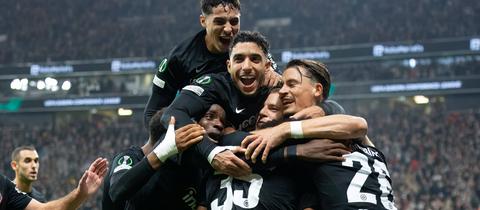 Die Eintracht feiert den Treffer zum 4:0 von Tuta.