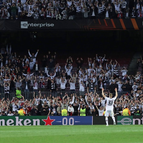 Es sind Bilder für die Ewigkeit in Barcelona. Erst zieht die Eintracht im Camp Nou nach einer historischen Partie ins Halbfinale der Europa League ein. Nach Abpfiff werden die Spieler noch lange gefeiert. Rund 30.000 Fans sollen es am Ende gewesen sein, die die "Weiße Wand" gebildet haben. Martin Hinteregger, Filip Kostic und Co. jedenfalls genießen diese Party in vollen Zügen.