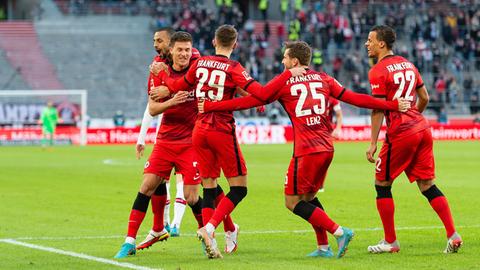 Eintracht Frankfurt jubelt über den Sieg in Stuttgart.