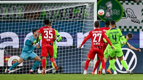 Der VfL Wolfsburg kommt hier zum Ausgleich gegen die Eintracht.