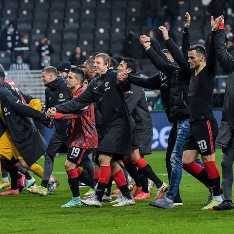 Die Eintracht jubelt nach dem Sieg gegen Mainz mit den Fans.