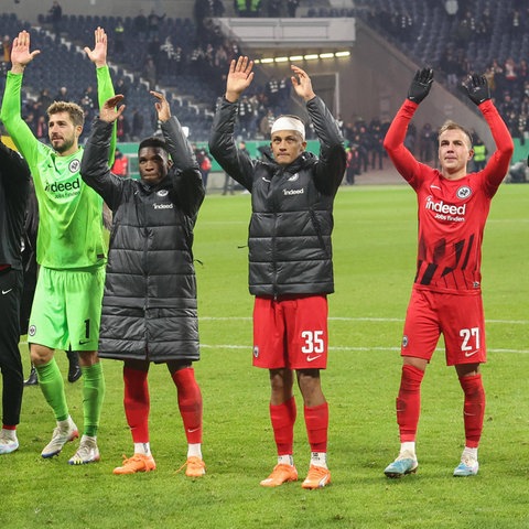 Die Eintracht-Spieler feiern mit den Fans.