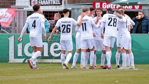 Die U21 von Eintracht Frankfurt jubelt über einen wichtigen Punkt in Gießen.