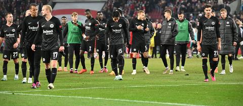 Hängende Köpfe nach der Klatsche in Köln bei Eintracht Frankfurt.