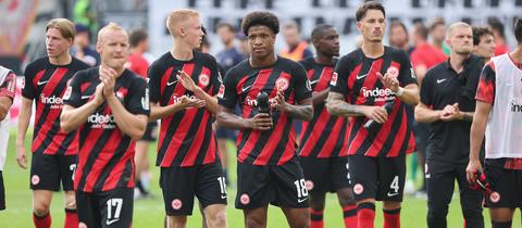 Die Eintracht-Spieler nach dem Unentschieden gegen Köln