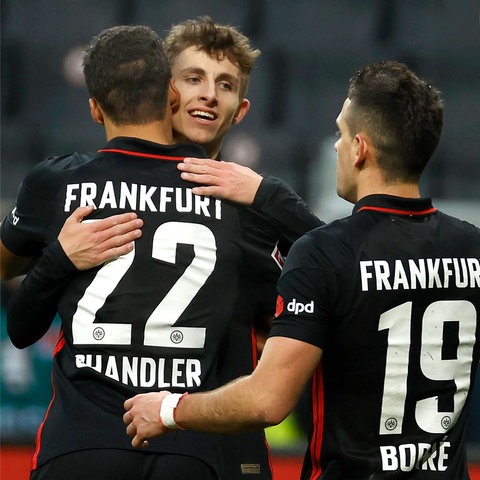 Bildkombination aus zwei Fotos: ein Foto mit drei Spielern im roten Trikot, ein Foto mit drei Spielern im schwarzen Trikot.
