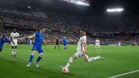 Filip Kostic flankt zum 1:1. 