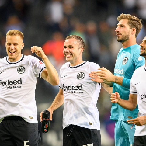 Die Eintracht-Spieler feiern nach der Partie gegen Leipzig.