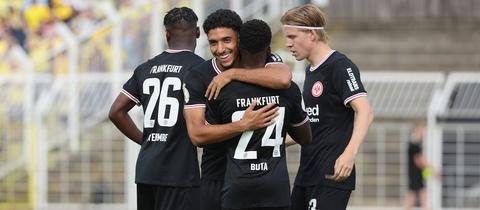 Marmoush, Ebimbe, Hauge und Buta bejubeln das 3:0 gegen Lok Leipzig