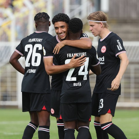 Marmoush, Ebimbe, Hauge und Buta bejubeln das 3:0 gegen Lok Leipzig