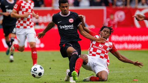 Ansgar Knauff von Eintracht Frankfurt im Zweikampf gegen Leandro Barreiro Martins von 1. FSV Mainz 05