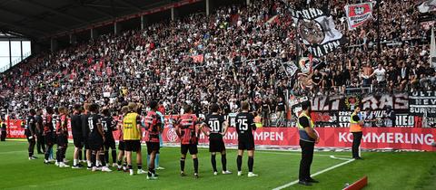 Die Fans feiern die Spieler von Eintracht Frankfurt nach der Partie gegen Mainz