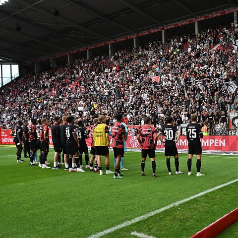 Die Fans feiern die Spieler von Eintracht Frankfurt nach der Partie gegen Mainz