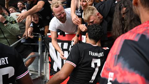 Die Fans feiern Omar Marmoush von Eintracht Frankfurt nach der Partie gegen Mainz