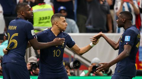 Kolo Muani (rechts) und der Pariser Superstar Mbappé