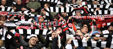 Die Fans von Eintracht Frankfurt können ihre Neapel-Reise noch immer nicht planen.