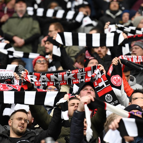 Los aficionados del Eintracht Frankfurt siguen sin poder planificar su viaje a Nápoles.