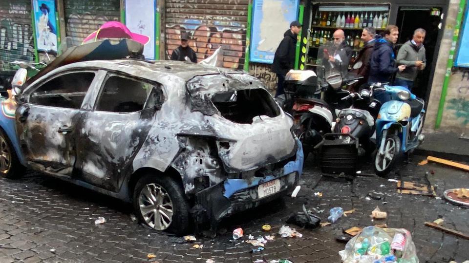 Ein ausgebranntes Auto in Neapel