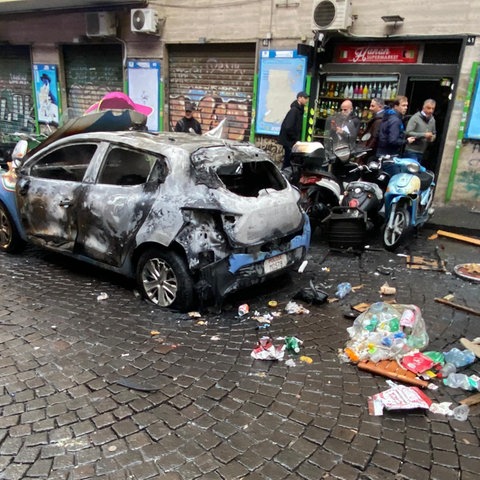 Ein ausgebranntes Auto in Neapel