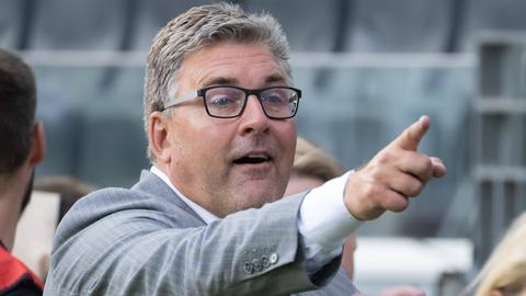 Eintracht-Vorstandssprecher Axel Hellmann blickt gespannt nach vorne.