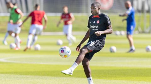 Eintracht-Linksaußen Niels Nkounkou blickt auf seinen Transfer zurück.