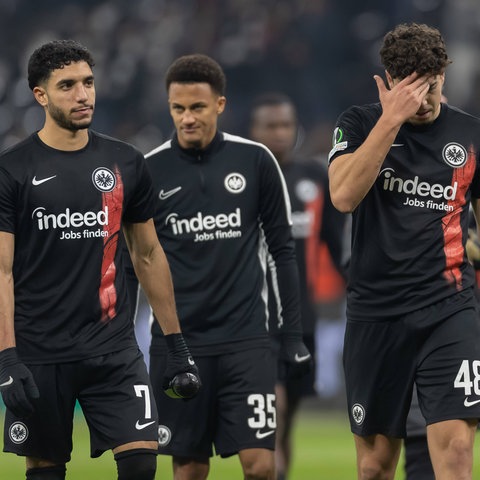 Enttäuschung bei den Eintracht-Spielern nach dem Spiel gegen PAOK