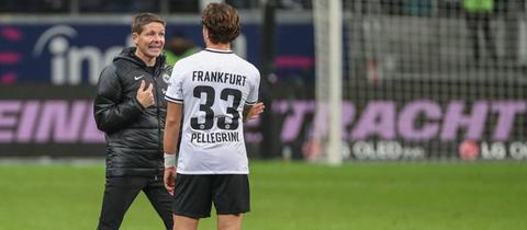 Eintracht-Trainer Oliver Glasner spricht häufiger mit Luca Pellegrini.