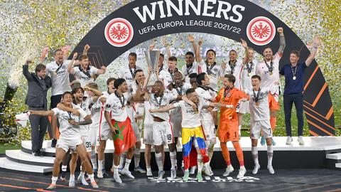 Eintracht holt als Einheit den Pokal.