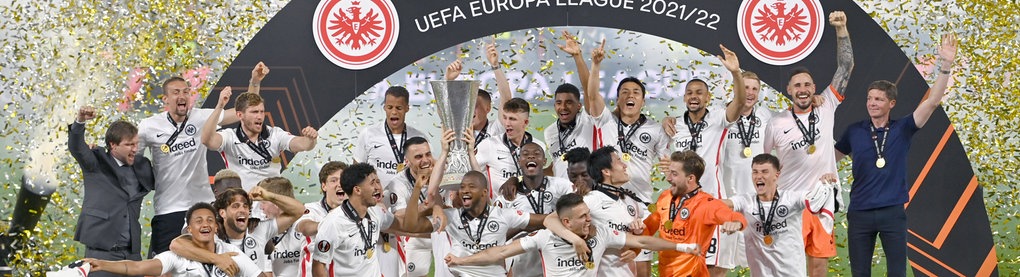 Eintracht holt als Einheit den Pokal.