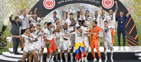 Eintracht holt als Einheit den Pokal.