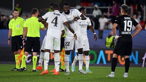 Im Europäischen Supercup geht für Eintracht Frankfurt ein Traum in Erfüllung! Im Duell zwischen Europa League- und Champions League-Sieger treffen die Hessen auf Real Madrid. An einem spätsommerlichen Abend in Helsinki sind die Frankfurter am Ende zwar chancenlos. Der Stolz überwiegt allerdings überhaupt so weit gekommen und auf dieser Bühne angetreten zu sein.