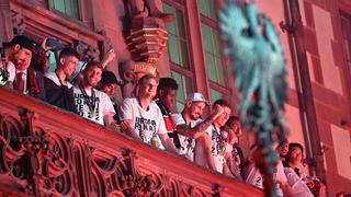 Die Eintracht-Spieler auf dem Balkon des Römers