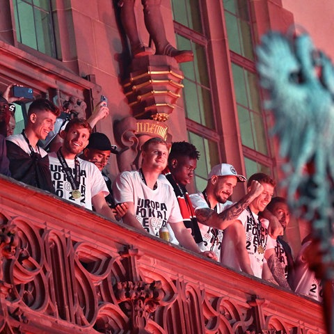 Die Eintracht-Spieler auf dem Balkon des Römers