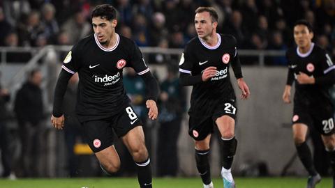 Farès Chaibi, Mario Götze und Makoto Hasebe beim Spiel in Saarbrücken