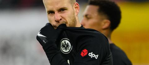 Eintracht Abwehrspieler Smolcic zieht frustiert das Trikot über das Gesicht.