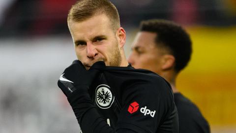 Eintracht Abwehrspieler Smolcic zieht frustiert das Trikot über das Gesicht.