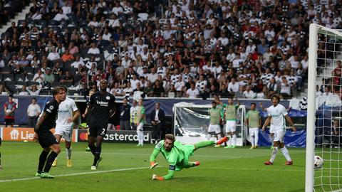 Marcus Edwards trifft zum 1:0 für Sporting