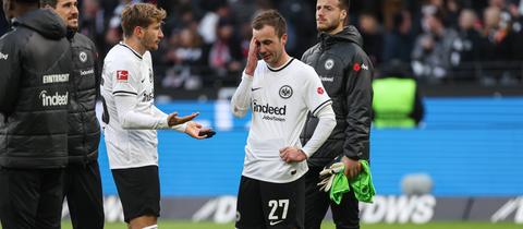 Die Spieler von Eintracht Frankfurt suchen derzeit nach Antworten auf Fragen.